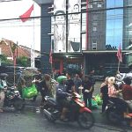 Ramadan Berbagi, Karang Taruna Kelurahan Dr. Soetomo Bagikan Paket Takjil dan Santunan Anak Yatim