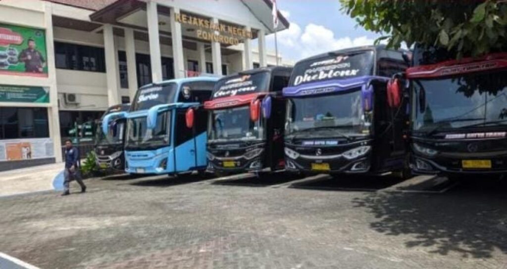 Kejari Ponorogo Sita 7 Tujuh Bus PO Alvaro Milik SMK PGRI 2 Ponorogo Atas Dugaan Korupsi Dana BOS SMK PGRI 2 Ponorogo