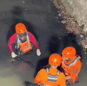 Surabaya Gempar ! Pria Lansia Tewas di Aliran Sungai Jalan Raya Menur