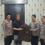Silaturahmi Polres Tanjung Perak: Serahkan Jas Dai Kamtibmas di Ponpes Tarbiatul Ulum