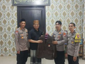 Silaturahmi Polres Tanjung Perak: Serahkan Jas Dai Kamtibmas di Ponpes Tarbiatul Ulum