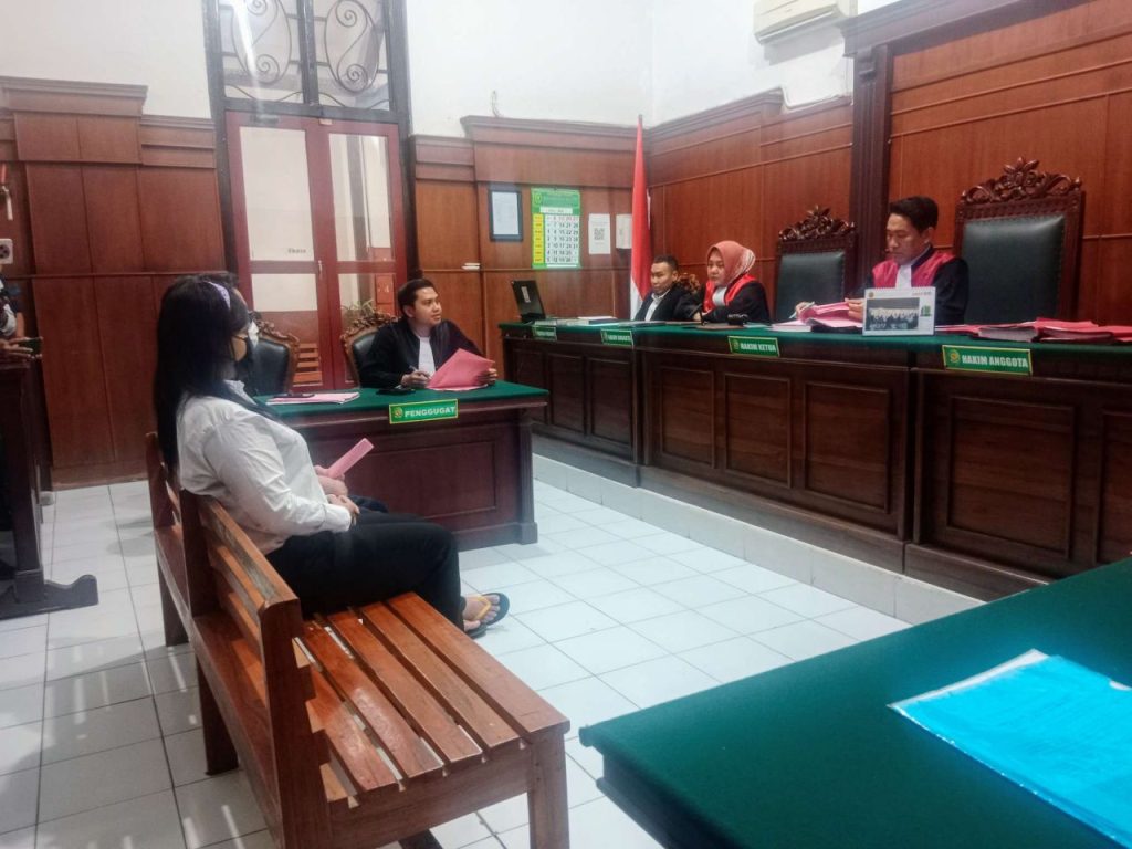 Pasutri Handy-Tjan Hwan Diadili Usai Ribut Proyek Kanopi, Dua Mobil Jadi Korban