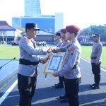 Kapolda Jatim Apresiasi 73 Personel Berprestasi, 4 Raih Kenaikan Pangkat Luar Biasa