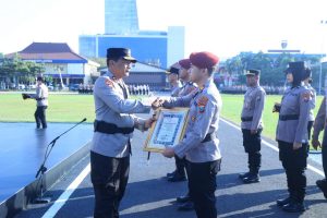 Kapolda Jatim Apresiasi 73 Personel Berprestasi, 4 Raih Kenaikan Pangkat Luar Biasa
