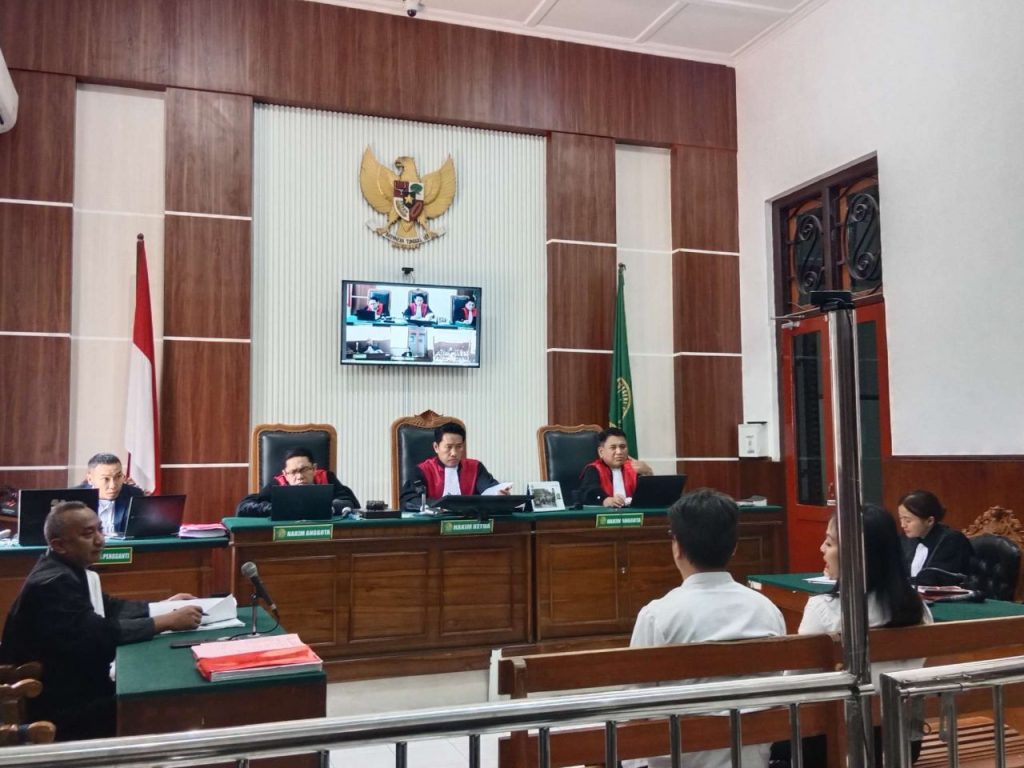 Pasutri Terdakwa Perusakan Mobil Hadir di PN Surabaya, Diana Ngaku Hanya “Menahan”