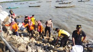 World Cleanup Day 2025, Ratusan Relawan Bersihkan Pantai Tambak Wedi Surabaya