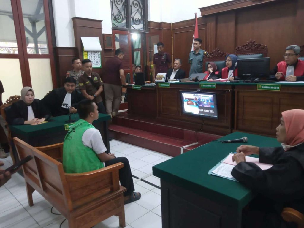 Tuntutan 12 Tahun Penjara untuk Abner Uki, Anak yang Tewaskan Ayahnya di Surabaya