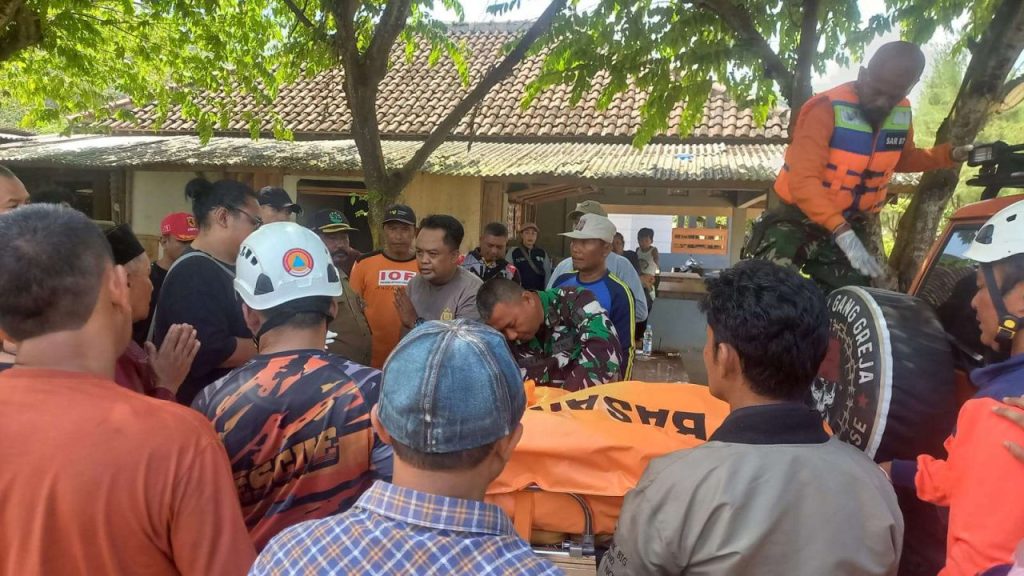 Tragedi Pantai Modangan: Satu Korban Ditemukan, Satu Masih Hilang