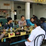 Satlantas Polresta Sidoarjo Ajak Warga Tertib Lalu Lintas Lewat Program Polantas Menyapa di Warkop