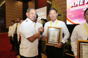 Sat Resnarkoba Polres Gresik Raih Penghargaan Bergengsi Polda Jatim Akhir Tahun 2025