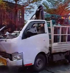 Kecelakaan Maut di Banyu Urip Surabaya: Pengendara Pick Up Tewas Terjepit