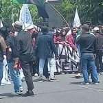 BEM Joko Tingkir Bentangkan Spanduk Bertulisan Indonesia Gelap di Gedung Pemkab dan DPRD Lamongan