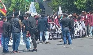 BEM Joko Tingkir Bentangkan Spanduk Bertulisan Indonesia Gelap di Gedung Pemkab dan DPRD Lamongan