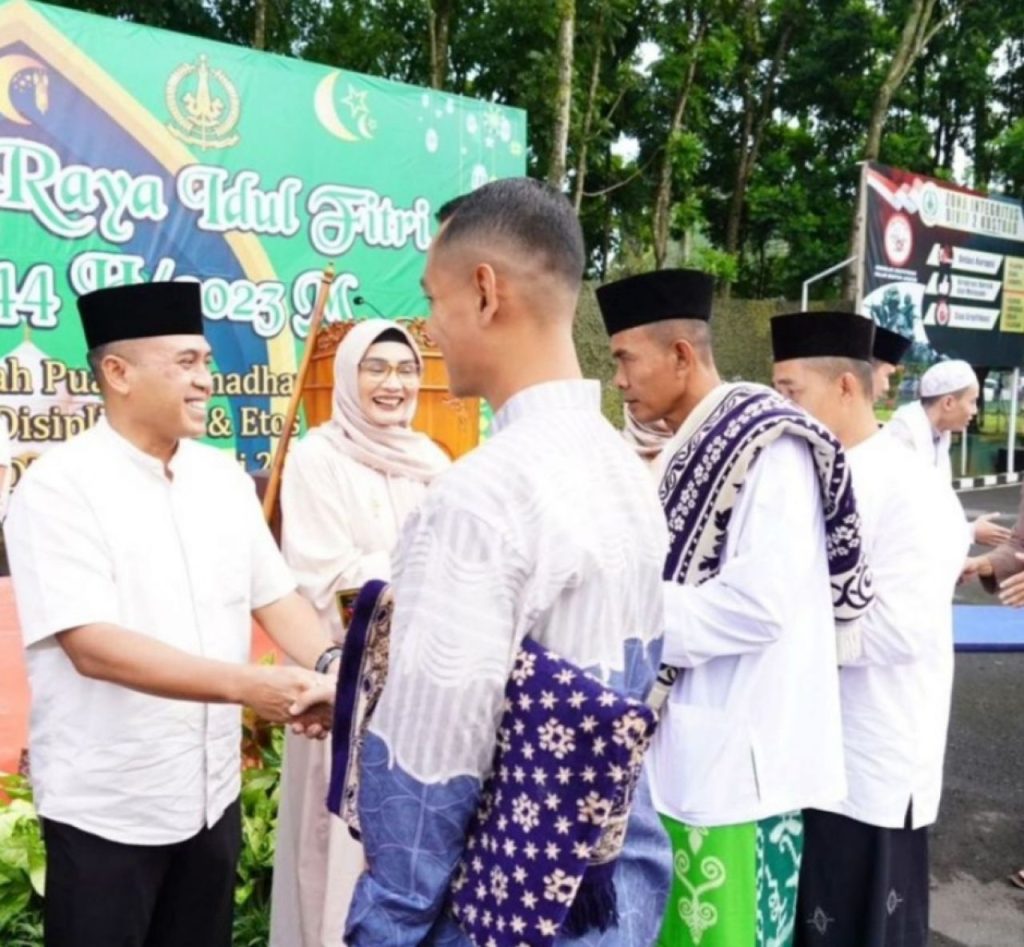 Pangdivif 2 Kostrad Sholat Idul Fitri 1444 H Bersama Prajurit dan Keluarga
