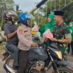 Danrem 174/ATW Merauke Bagikan Takjil di Jalan Poros Tanah Miring