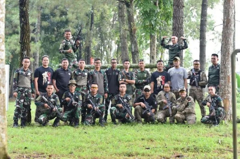 Saling Serang Menunggu Beduk Maghrib, Prajurit Yonif MR 411 Kostrad Join Game Bareng Komunitas Sabre Squad