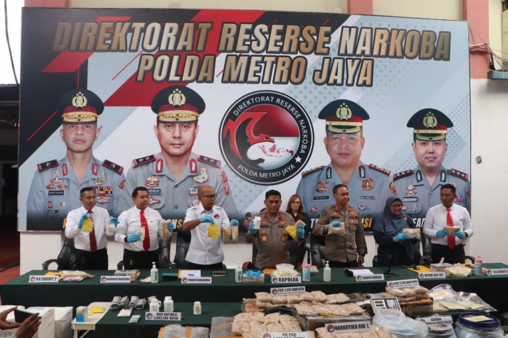 Polda Metro Jaya Ungkap Kasus Peredaran Narkotika Golongan 1 Jenis Pil PCC