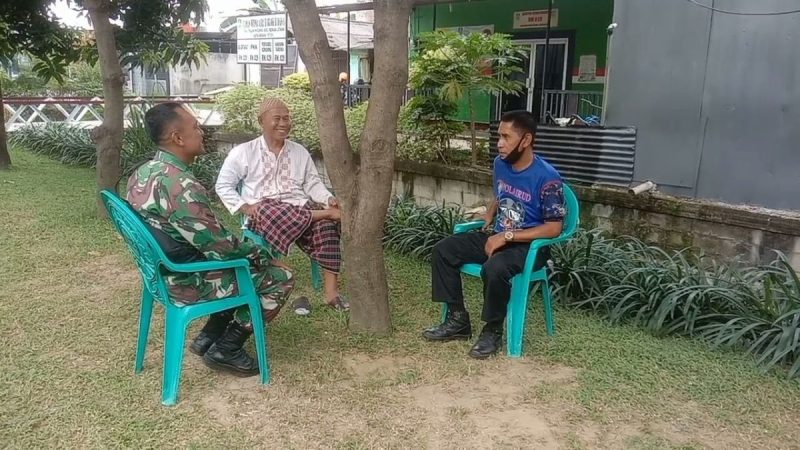 Babinsa Koramil 03/Teluk pucung Komsos Dengan Perangkat RT/RW dan Juga Warga