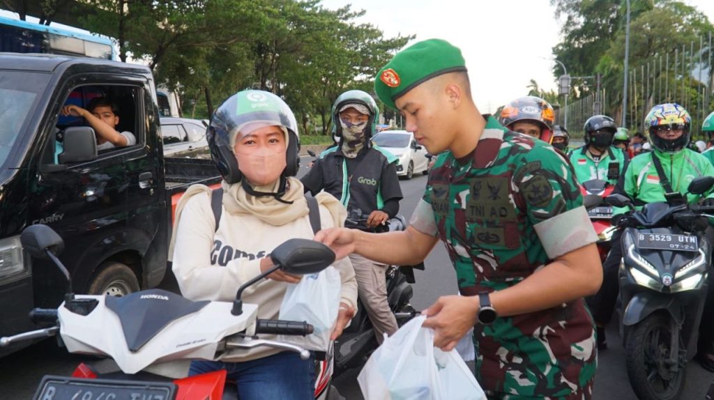 Tebar keberkahan dengan takjil Ramadhan Kodam Jaya