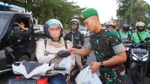 Tebar keberkahan dengan takjil Ramadhan Kodam Jaya