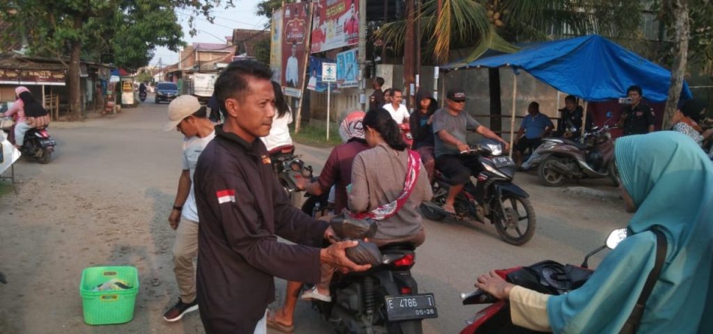 Giat Sosial Bulan Penuh Berkah, Korwil III LSM IK-Laskar Cakar Langit Berbagi Takjil