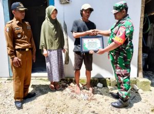 Babinsa Berbagi, Anggota Koramil Sumberrejo Bojonegoro kembali bantu Warga Pasang Listrik Gratis