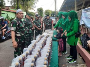 Danramil 05/Kramatjati, Makassar Bersama Persit KCK Ranting-6 Bagikan Takjil