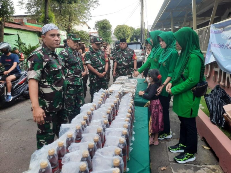 Danramil 05/Kramatjati, Makassar Bersama Persit KCK Ranting-6 Bagikan Takjil