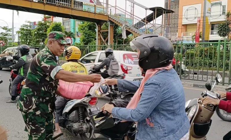 Prajurit dan PNS Kodim 0507/Bekasi, Kembali Berbagi Takjil Gratis Untuk Pengendara Yang Melintas Di Depan Makodim