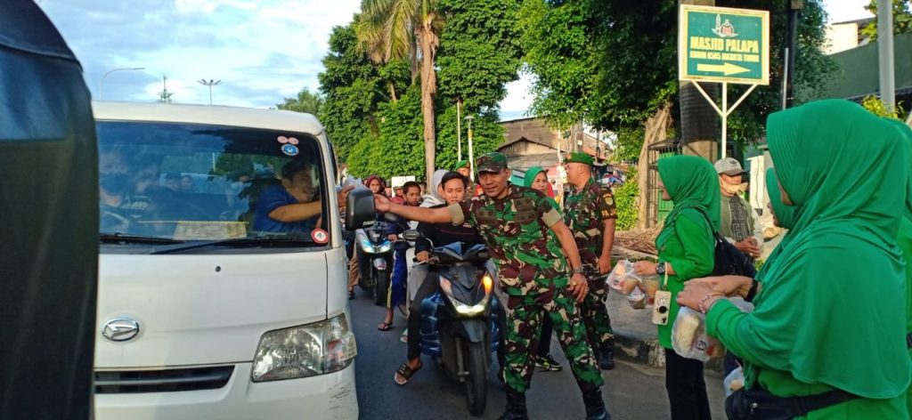 Peduli Terhadap Sesama, Kodim 0505/JT Bersama Persit KCK Cabang XIX Bagikan Takjil