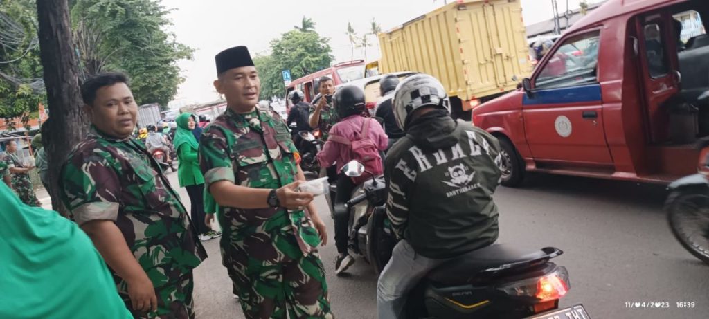 Kebersamaan Bersama Warga, Koramil 06/Cakung Bagikan Takjil