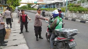 Peduli Terhadap Sesama Polsek Matraman Polres Metro Jakarta Timur Bagi – Bagi Takjil