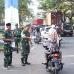 Peduli Sesama KOREM 051/WKT Berbagai Takjil Pada Pengguna Jalan