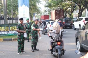 Peduli Sesama KOREM 051/WKT Berbagai Takjil Pada Pengguna Jalan