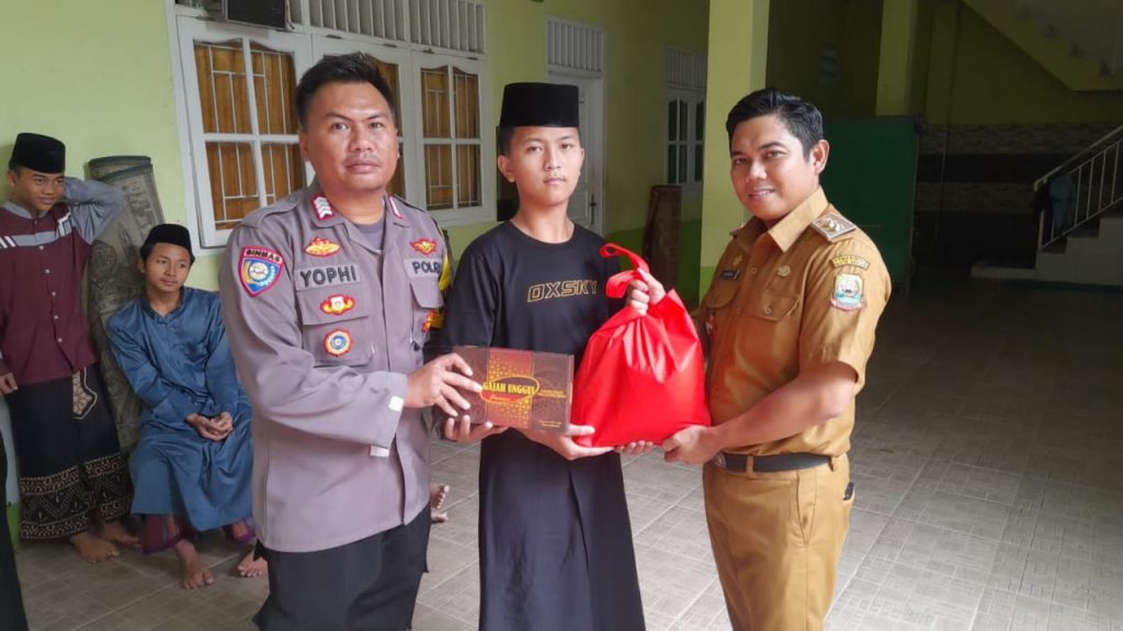 Polres Metro Bekasi Kota Salurkan Bansos Paket Sembako dan Sarung Ke Anak Yatim Yayasan Nairul Umroh