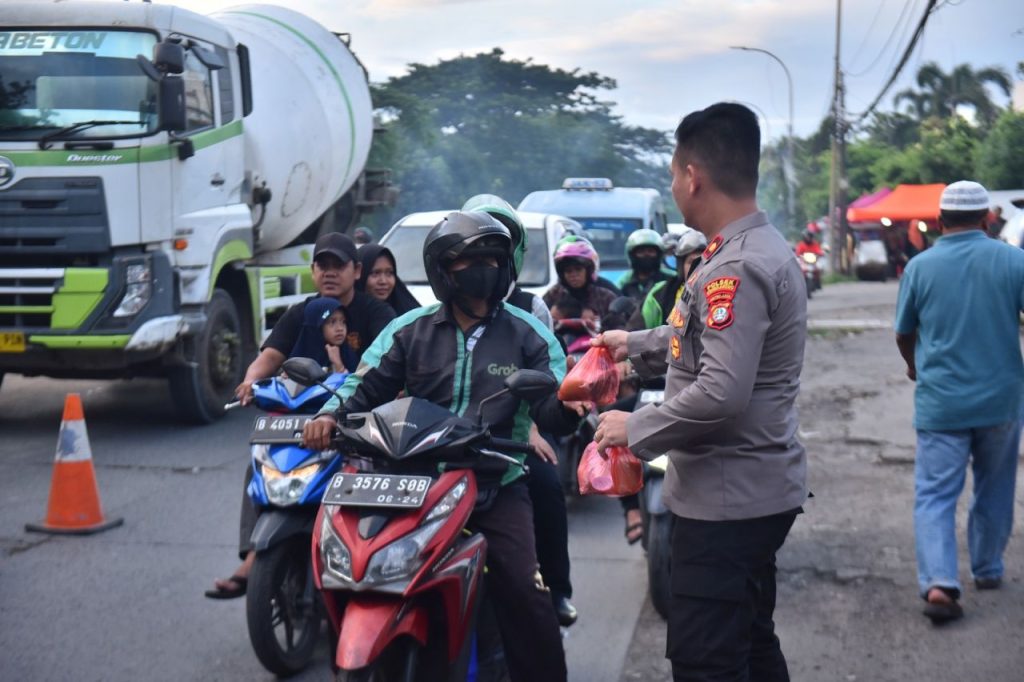 Kapolsek Cengkareng Bagikan Ratusan Takjil Gratis Dan Berikan Himbauan Kamtibmas