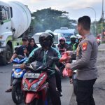 Kapolsek Cengkareng Bagikan Ratusan Takjil Gratis Dan Berikan Himbauan Kamtibmas