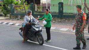 Terus Tebar Kebaikan Selama Ramadhan, Prajurit dan Persit Koramil Kuala Kencana Berbagi Takjil Gratis