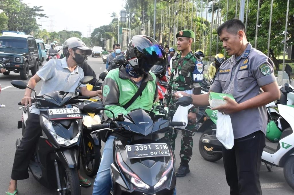 Disambut Antusias Masyarakat, Kodam Jaya Berbagi Takjil Gratis di Depan Makodam Jaya