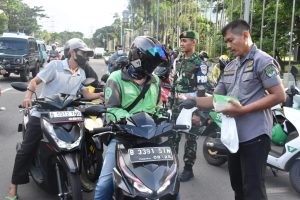 Disambut Antusias Masyarakat, Kodam Jaya Berbagi Takjil Gratis di Depan Makodam Jaya