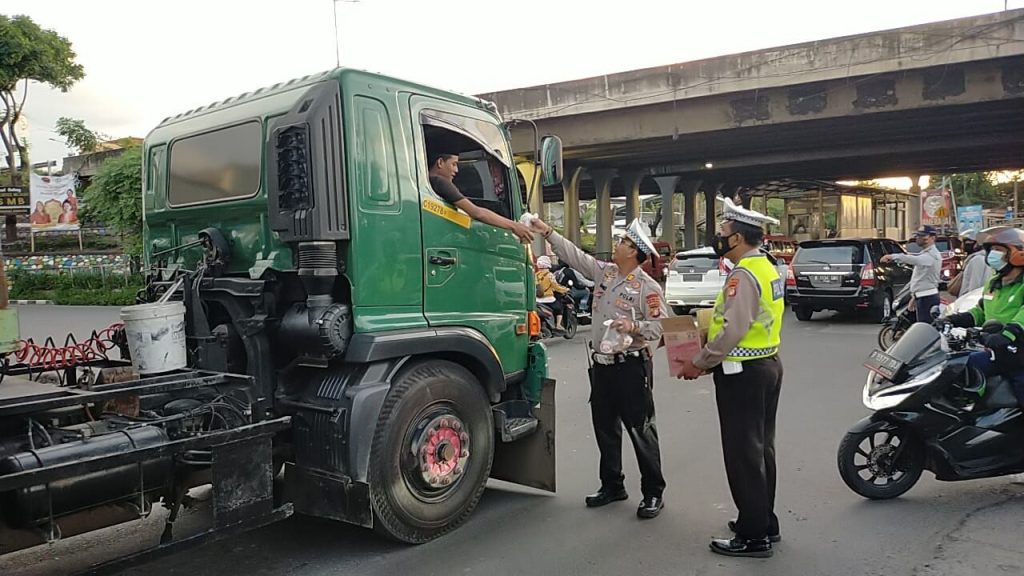 Personil Unit Lantas Polres Metro Jakarta Timur dan Dishub Cakung Bagi – Bagi Takjil Pada Pengguna Jalan