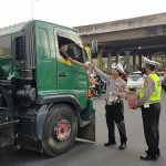 Personil Unit Lantas Polres Metro Jakarta Timur dan Dishub Cakung Bagi – Bagi Takjil Pada Pengguna Jalan