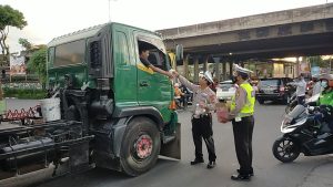 Personil Unit Lantas Polres Metro Jakarta Timur dan Dishub Cakung Bagi – Bagi Takjil Pada Pengguna Jalan