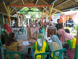 Babinsa Koramil 03/Teluk Pucung Dampingi Camat Rawalumbu Monitoring Pelaksanaan PIN di Posyandu