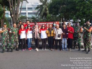 Koramil 07/Kemayoran Bekerjasama dengan Perhimpunan Indonesia Tionghoa (INTI) Bagikan Takjil Untuk Berbuka Puasa