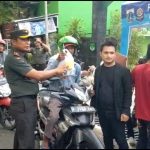 Bagi Takjil Gratis Wujud Kepedulian Koramil 05/Kebayoran Baru