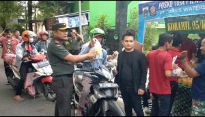 Bagi Takjil Gratis Wujud Kepedulian Koramil 05/Kebayoran Baru