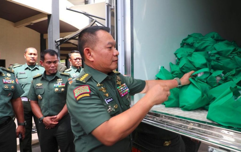 Ringankan Beban Anggota Jelang Idul Fitri, Kasad Berikan Bingkisan Lebaran