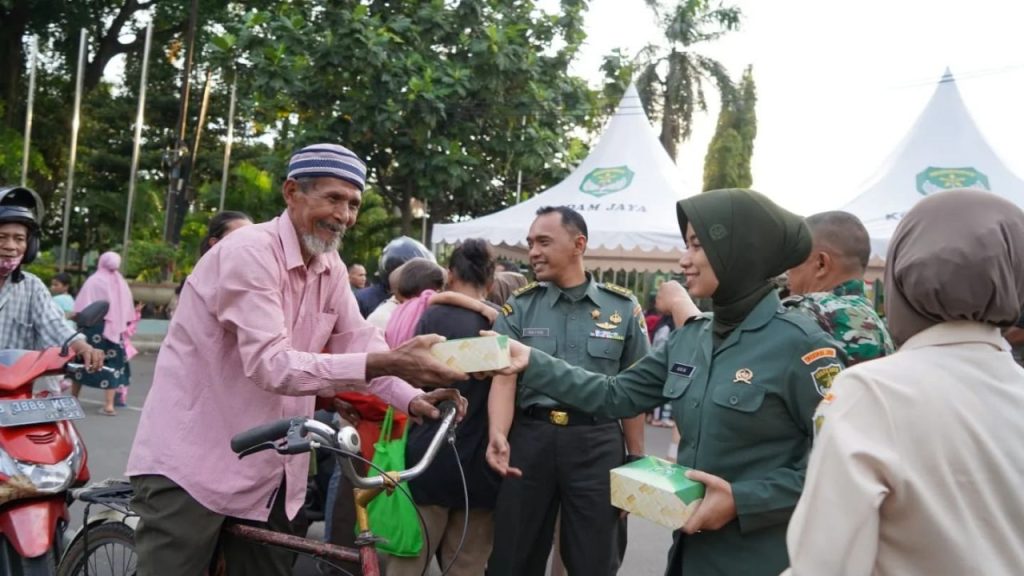 Kodam Jaya Peduli dan Berbagi Kebahagiaan dengan Memberikan Paket Takjil Ramadhan