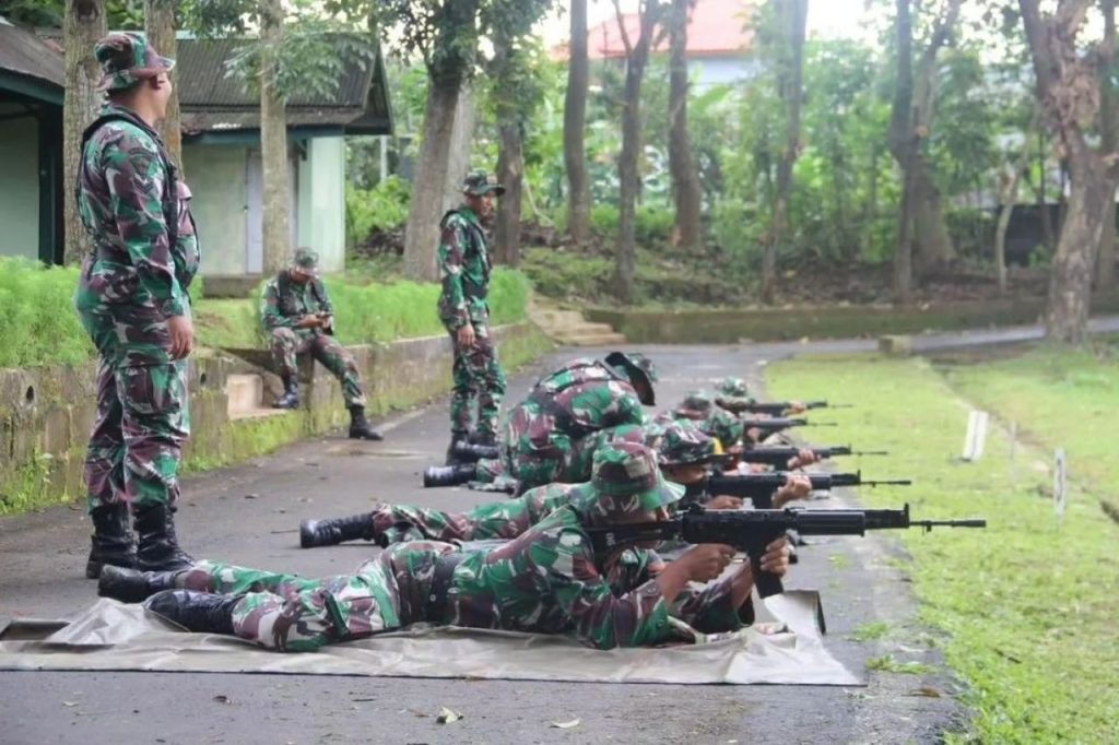 Program Latihan Tetap Terlaksana, Prajurit Ajen Divif 2 Kostrad Tingkatkan Kemampuan Menembak